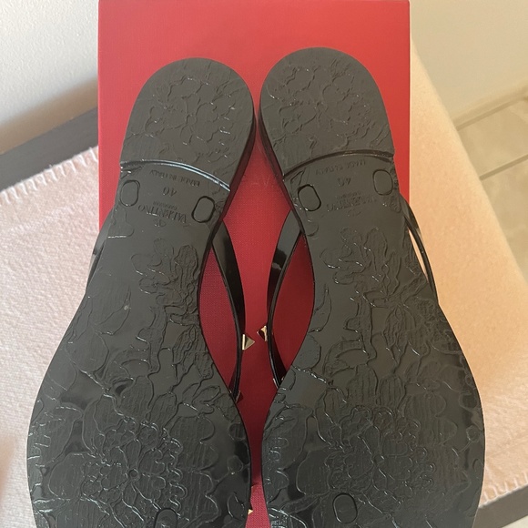 SOLD - Valentino Garavani Women's Rubber "Rockstud" Thong Flip Flop, Size 40 - Picture 6 of 8